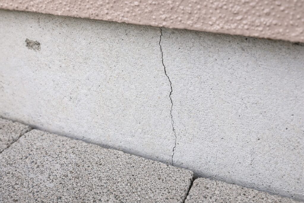 基礎コンクリートに発生した縦方向のひび割れの画像