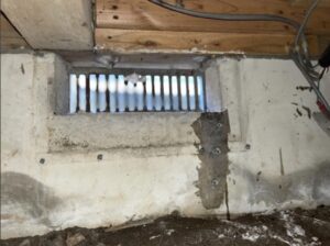 埼玉県比企郡嵐山町にある築44年の一戸建て住宅の床下にある無筋基礎コンクリートの補強工事前の状態