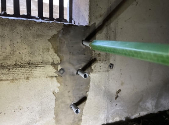 埼玉県比企郡嵐山町にある一戸建て住宅の床下にある無筋基礎コンクリートにエポキシ樹脂を注入してるところ