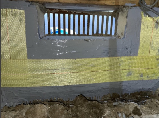 埼玉県比企郡嵐山町にある一戸建て住宅の床下にある無筋基礎コンクリートにアラミド繊維シートが貼られているところ