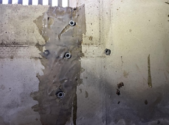 埼玉県比企郡嵐山町にある一戸建て住宅の床下にある無筋基礎コンクリートにエポキシ樹脂を注入した後