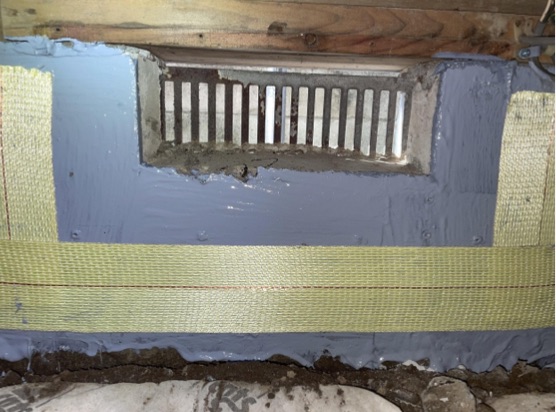 埼玉県比企郡嵐山町にある一戸建て住宅の床下にある無筋基礎コンクリートにエポキシ樹脂後アラミド繊維貼り付け