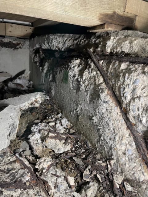 床下の基礎が爆裂現象で崩れて鉄筋がほとんど見えて錆びて基礎がボロボロになっている