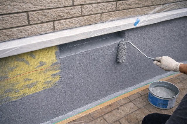 基礎補強工事をしている作業中の画像