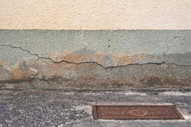 外側の基礎コンクリートにある横クラックの画像