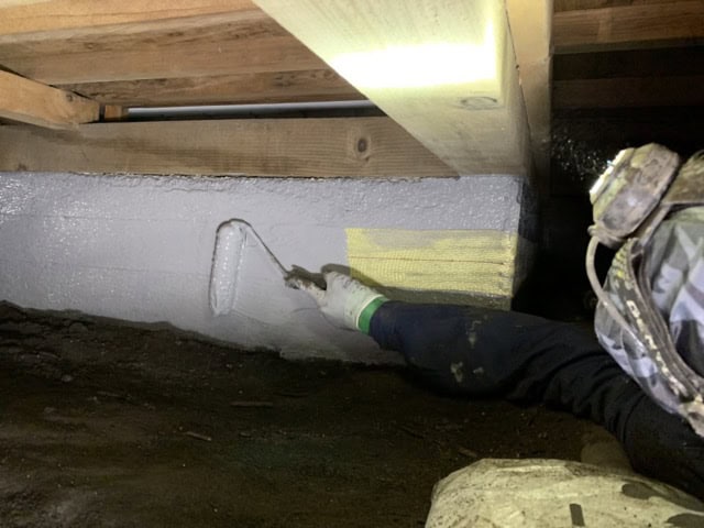基礎補強工事で上塗り作業中