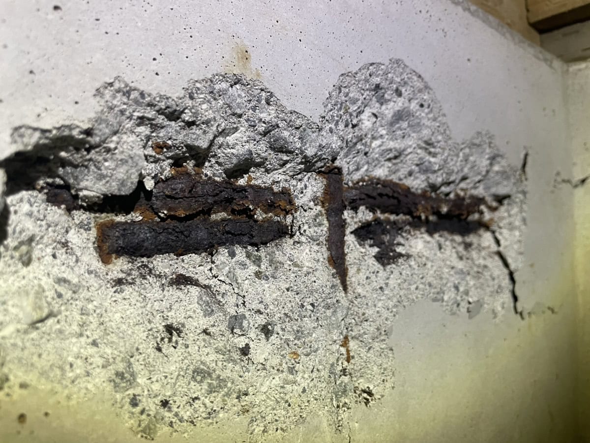 基礎が爆裂現象を起こしてコンクリート内部の鉄筋が露出している