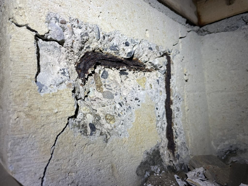 基礎が爆裂現象してコンクリート内の鉄筋が露出している