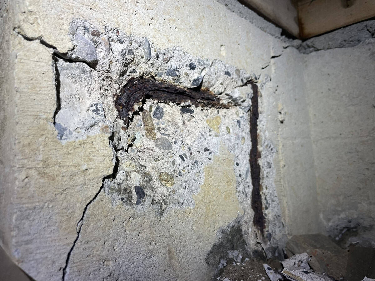 基礎が爆裂現象してコンクリート内の鉄筋が露出している