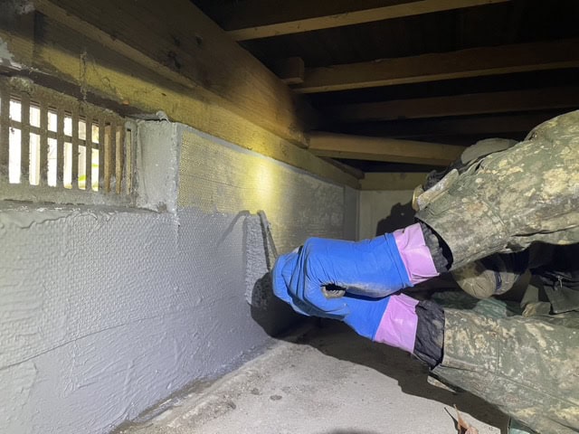 基礎補強の上塗り作業中