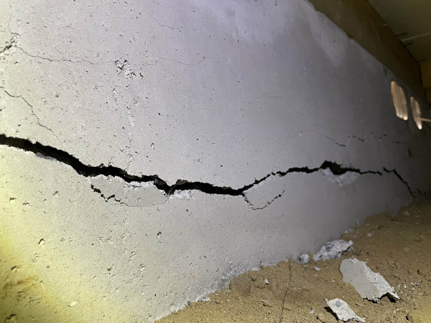 床下にある基礎の内側の爆裂現象