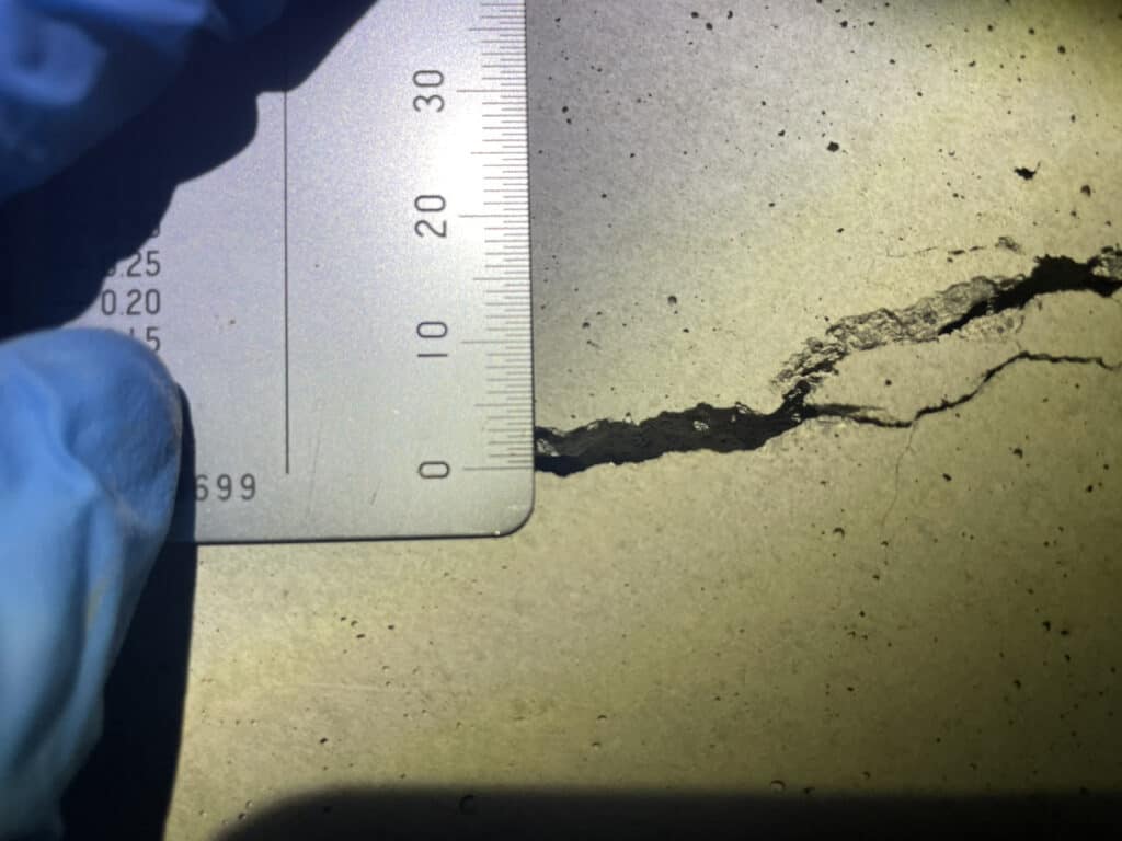横のひび割れをクラックスケールで測る