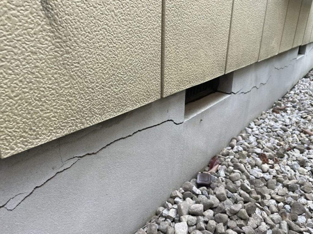 家の外側の基礎の横クラック