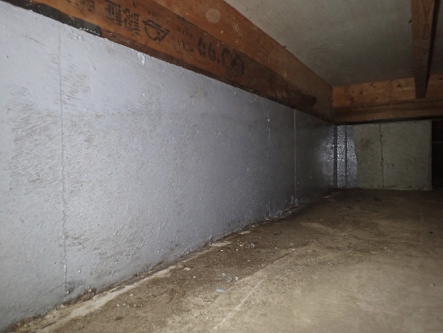 栃木県古河市にある築19年の床下基礎補強工事の下塗り工程
